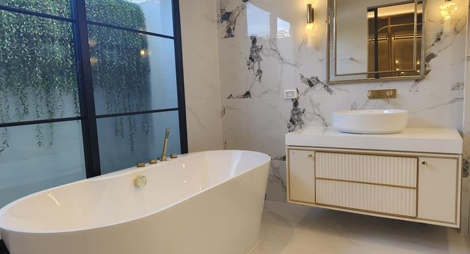 For rent 4 bedrooms house in Saphan Sung, Bangkok