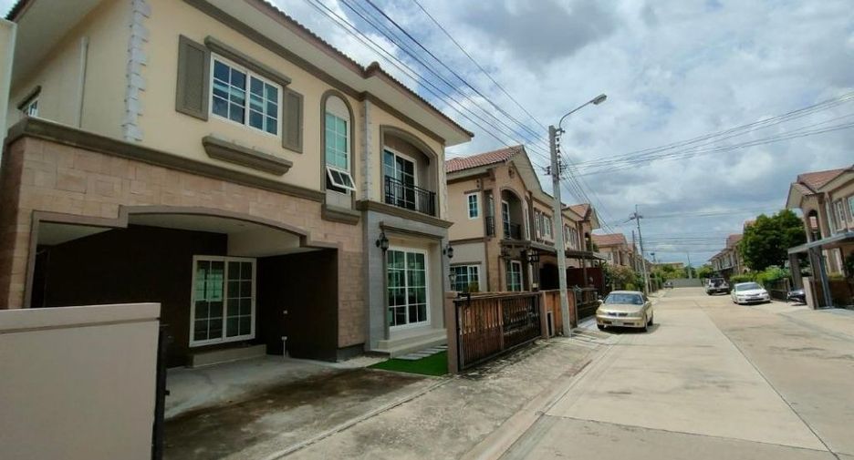 Casa en alquiler de 3 habitaciones en Bang Khae, Bangkok