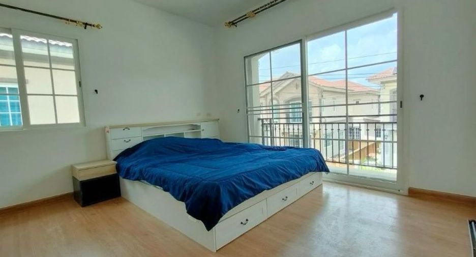 Casa en alquiler de 3 habitaciones en Bang Khae, Bangkok
