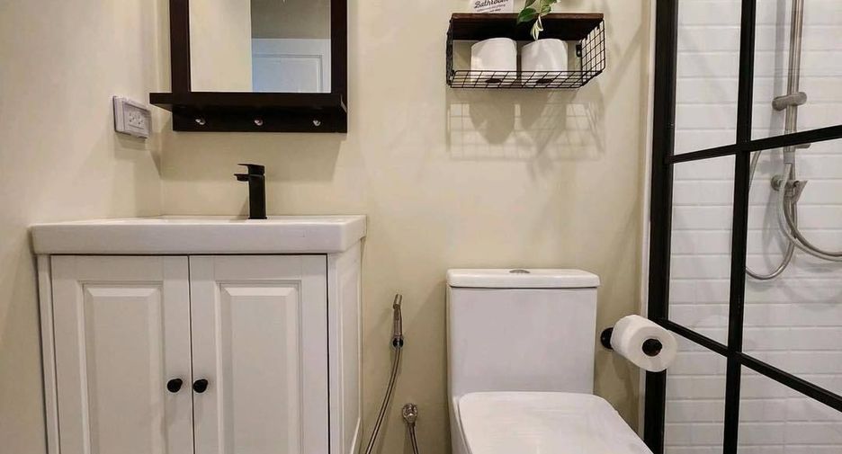 For rent 2 bedrooms condo in Yan Nawa, Bangkok