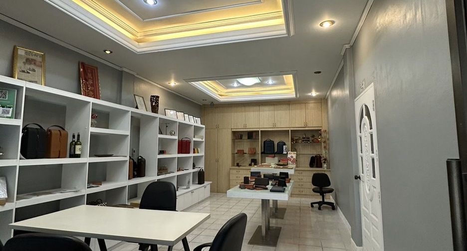 For sale 18 bedrooms retail Space in Wang Thonglang, Bangkok