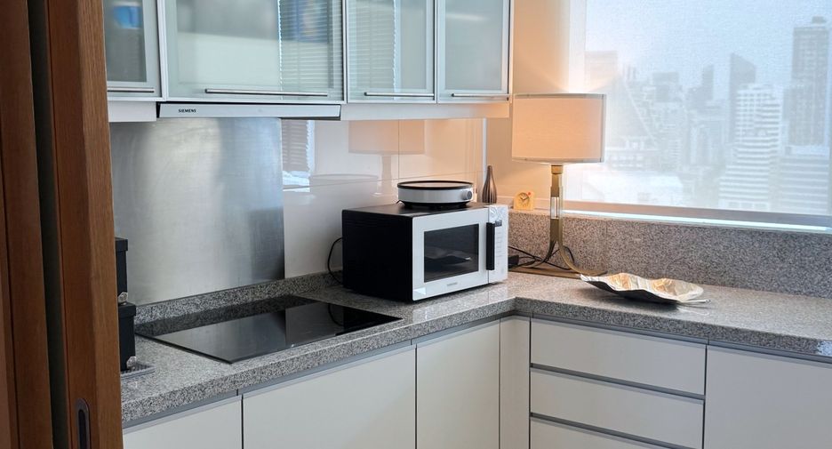 Condo en alquiler y en venta de 3 habitaciones en Khlong Toei, Bangkok