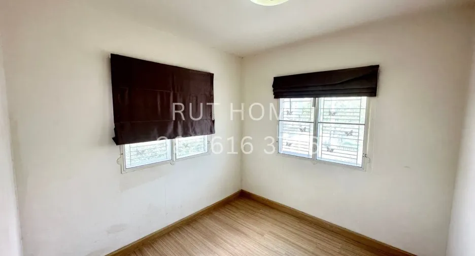 For sale 4 bedrooms townhouse in Mueang Pathum Thani, Pathum Thani