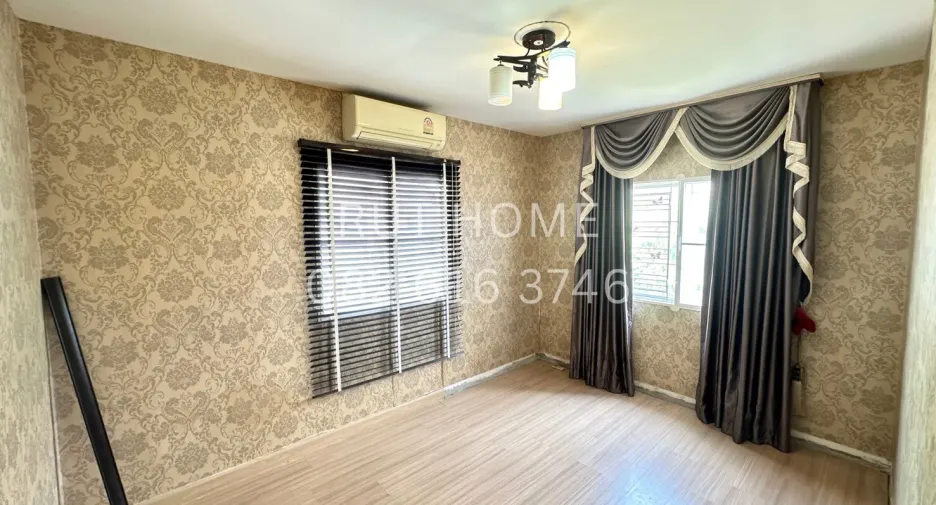 For sale 4 bedrooms townhouse in Mueang Pathum Thani, Pathum Thani