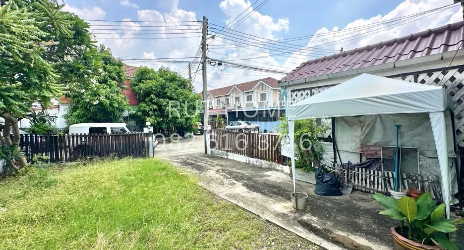 For sale 4 bedrooms townhouse in Mueang Pathum Thani, Pathum Thani