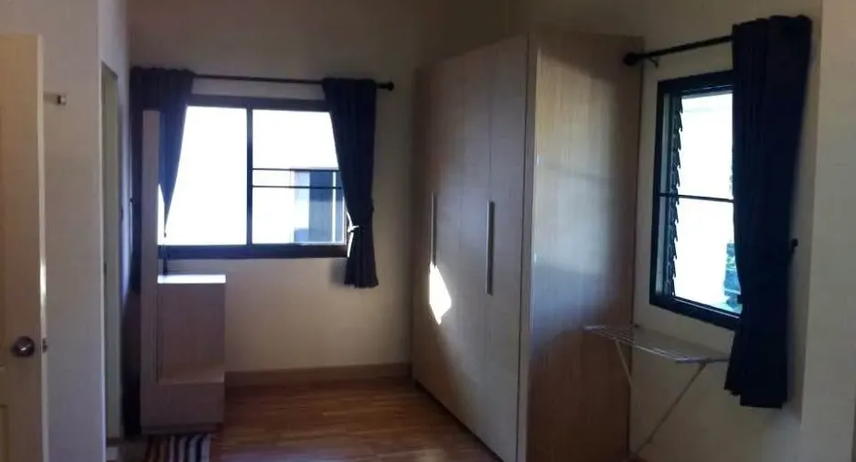 For rent 4 bedrooms house in Saraphi, Chiang Mai