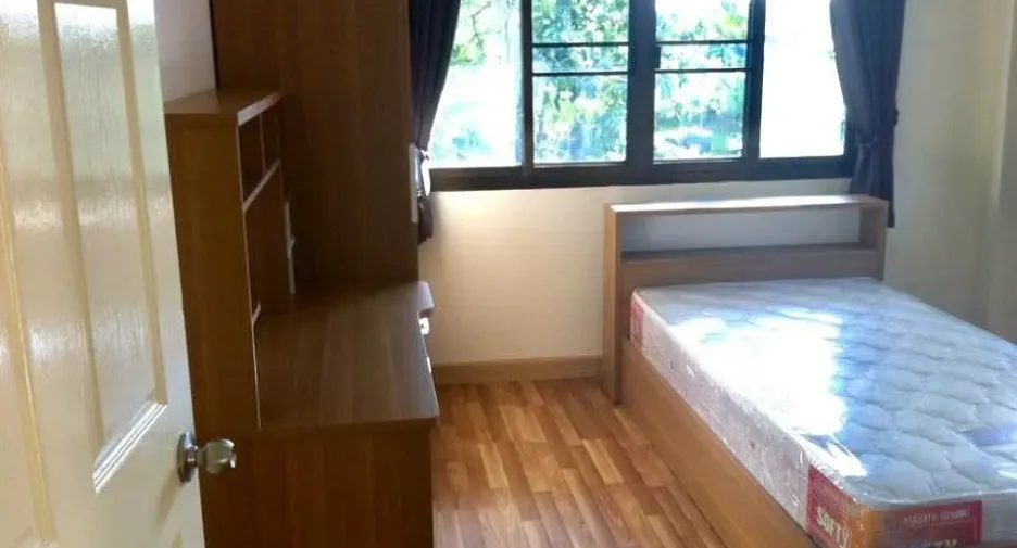 For rent 4 bedrooms house in Saraphi, Chiang Mai