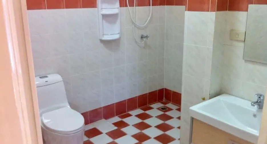 For rent 4 bedrooms house in Saraphi, Chiang Mai