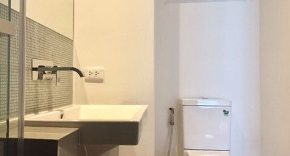 For rent studio condo in Khlong Toei, Bangkok