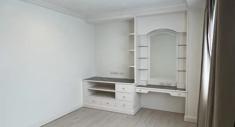 Condo en alquiler de 4 habitaciones en Watthana, Bangkok