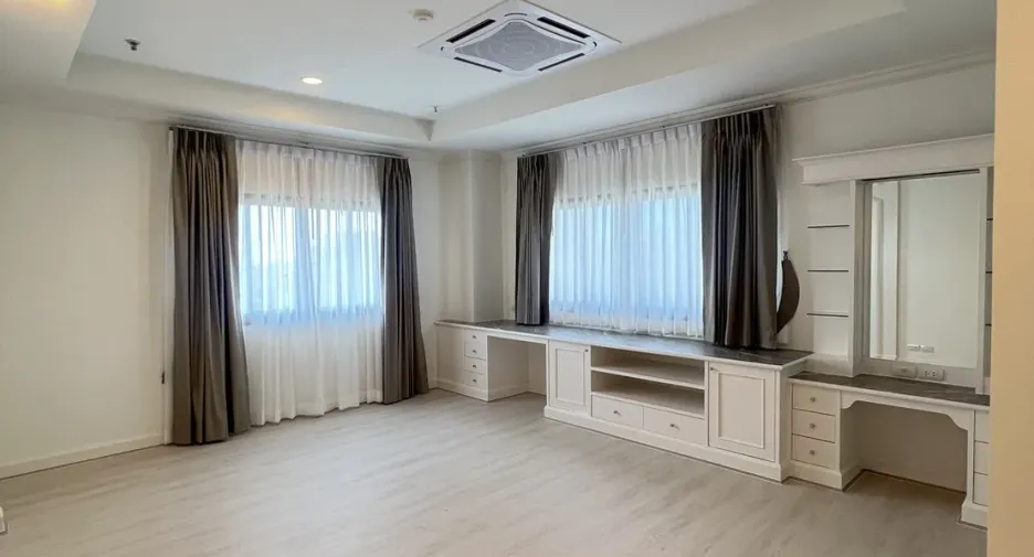 Condo en alquiler de 4 habitaciones en Watthana, Bangkok