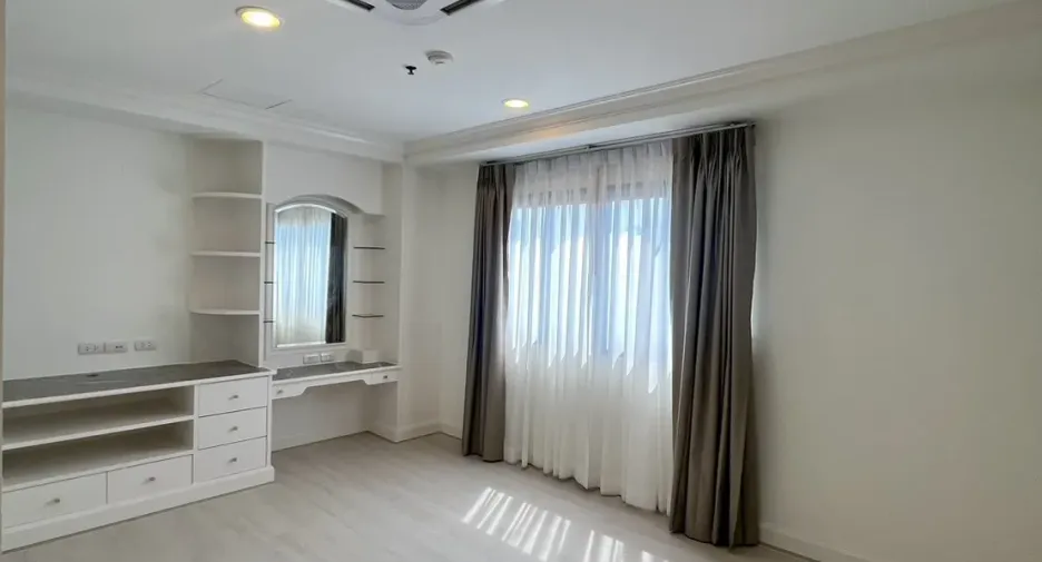 Condo en alquiler de 4 habitaciones en Watthana, Bangkok