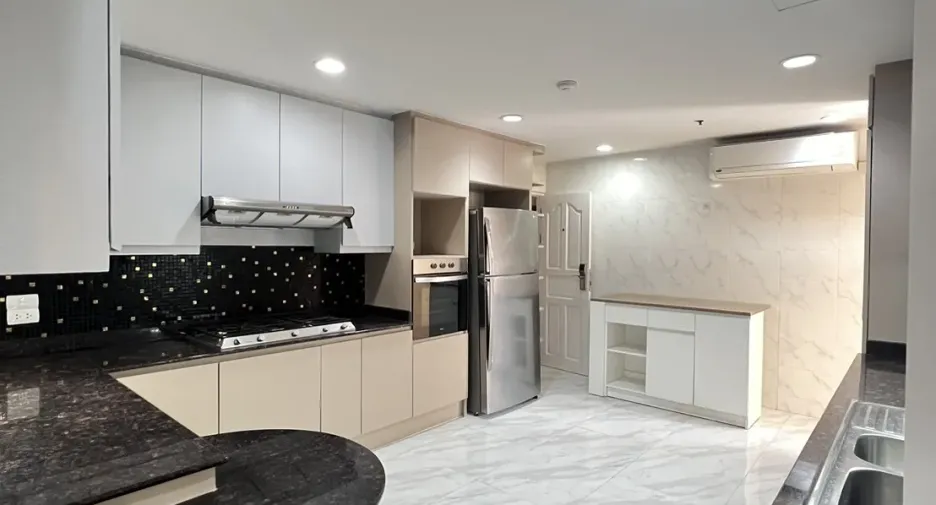 Condo en alquiler de 4 habitaciones en Watthana, Bangkok