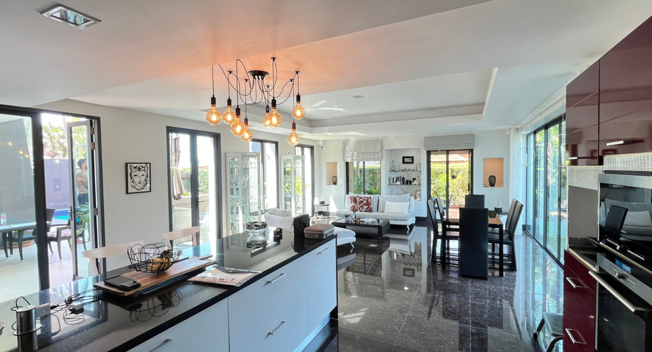For sale 3 bedrooms villa in Nuea Khlong, Krabi