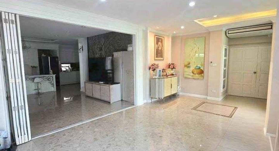 For rent 4 bedrooms house in Bang Kapi, Bangkok