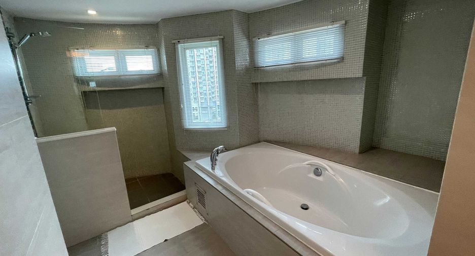 For rent 3 bedrooms condo in Watthana, Bangkok