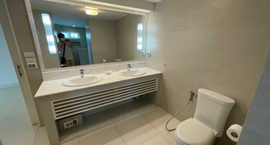 For rent 3 bedrooms condo in Watthana, Bangkok