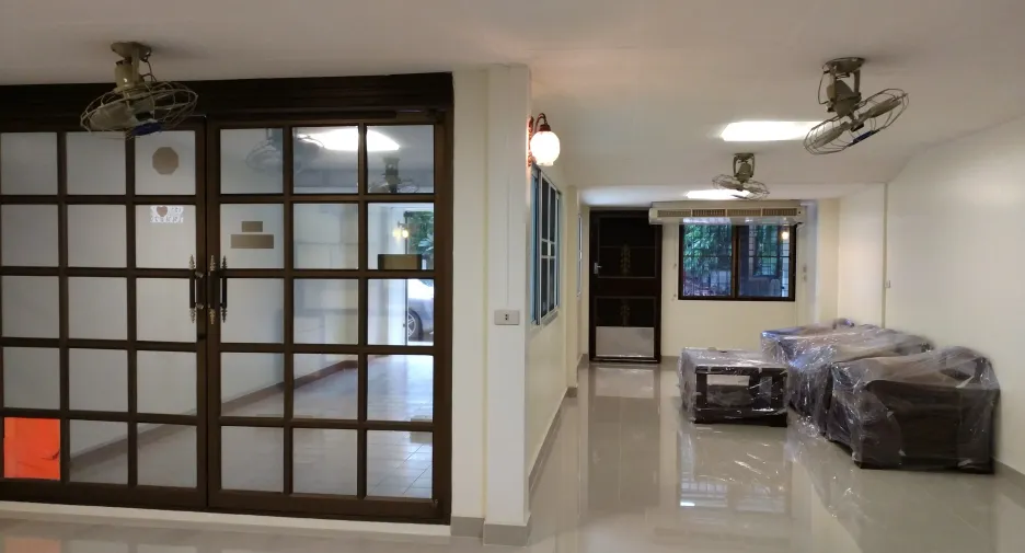 Reihenhaus zur Miete mit 3 Zimmer in Khlong Toei, Bangkok