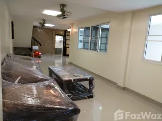 出租 3 卧室 联排别墅 在 Khlong Toei, 曼谷