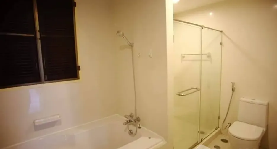 For rent and for sale 2 bedrooms condo in Huai Khwang, Bangkok