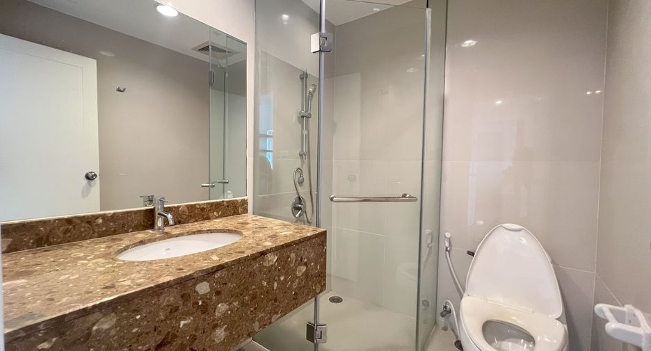 For rent 3 bedrooms condo in Bang Rak, Bangkok