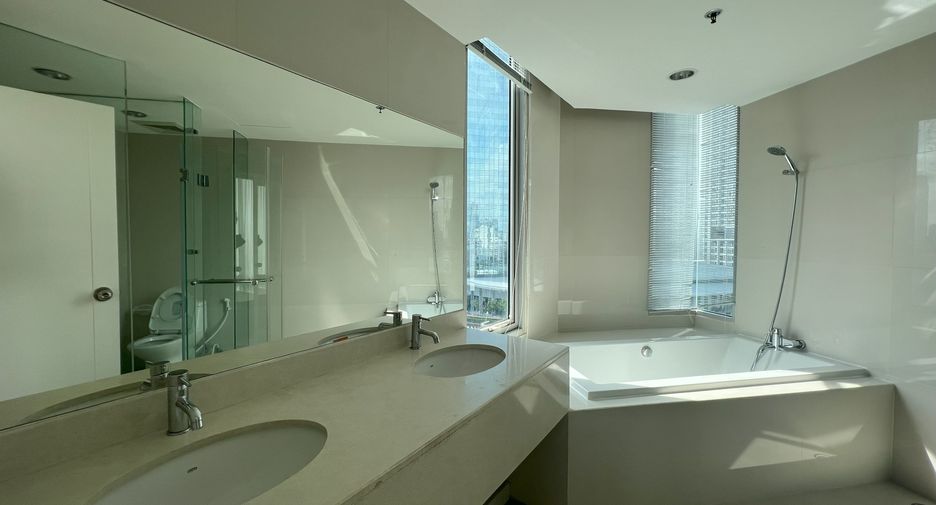 For rent 3 bedrooms condo in Bang Rak, Bangkok
