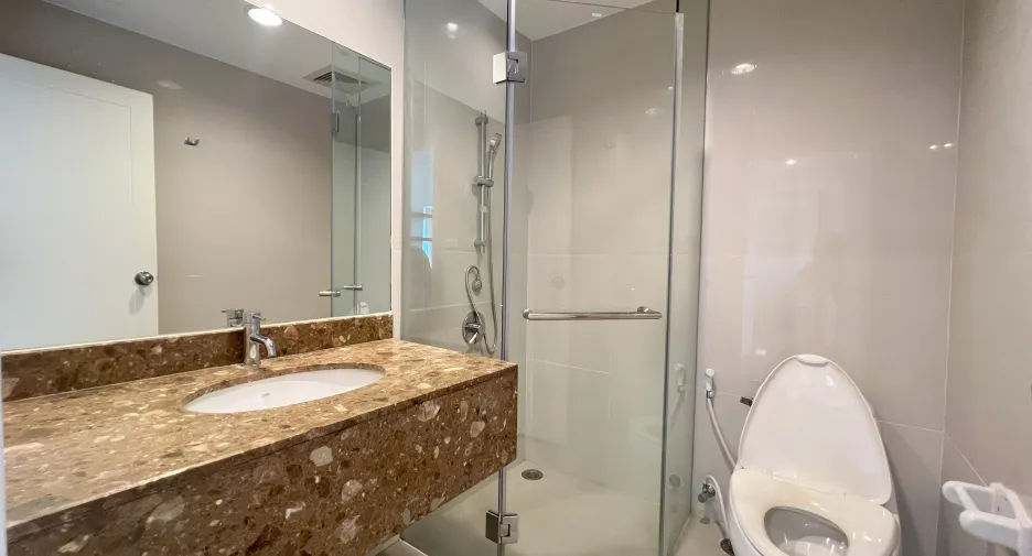 For rent 3 bedrooms condo in Bang Rak, Bangkok