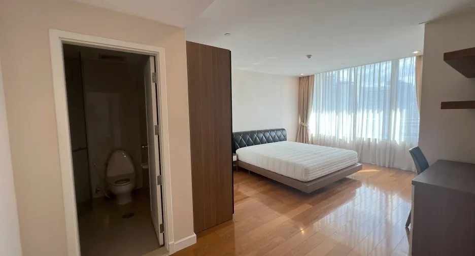 For rent 3 bedrooms condo in Bang Rak, Bangkok