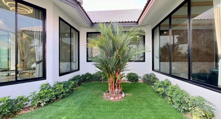 For sale 4 bedrooms house in East Pattaya, Pattaya