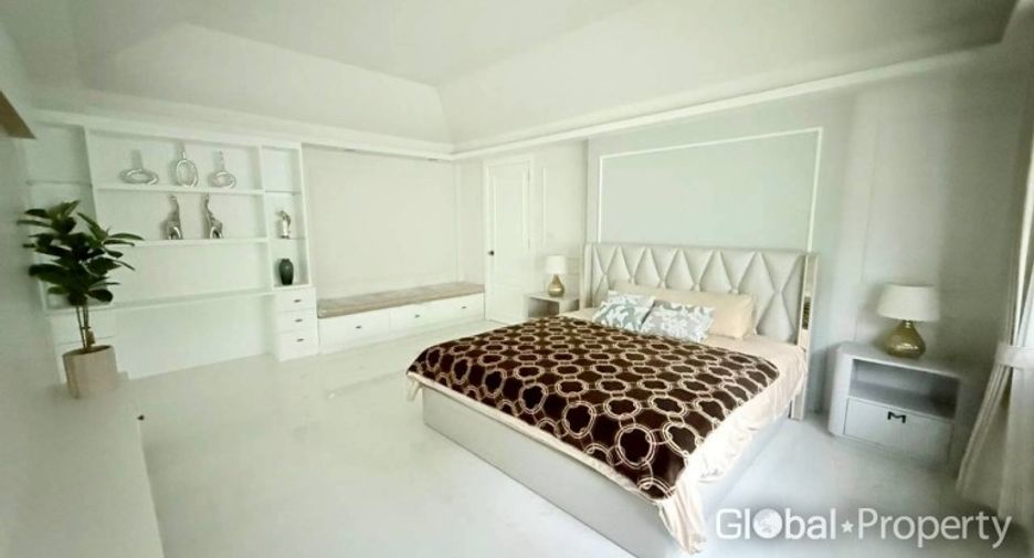 For sale 4 bedrooms house in East Pattaya, Pattaya