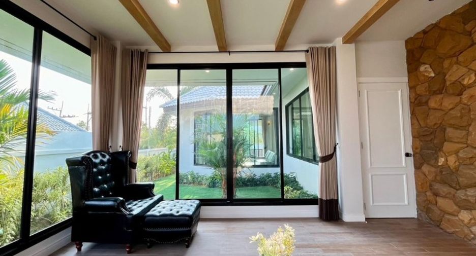 For sale 4 bedrooms house in East Pattaya, Pattaya