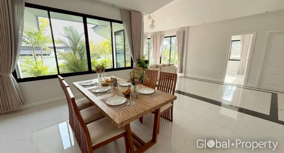 For sale 4 bedrooms house in East Pattaya, Pattaya
