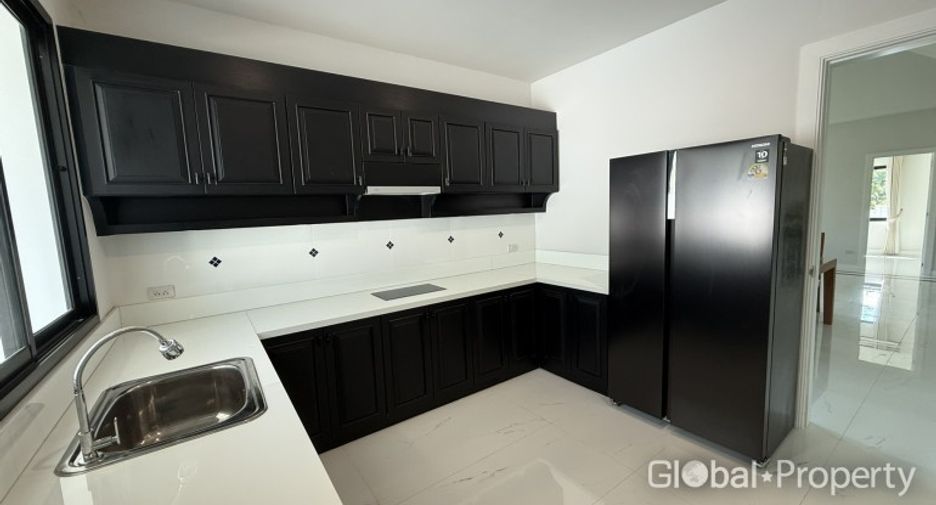 For sale 4 bedrooms house in East Pattaya, Pattaya