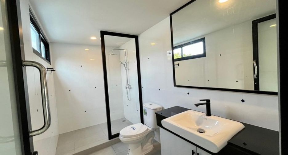 For sale 4 bedrooms house in East Pattaya, Pattaya