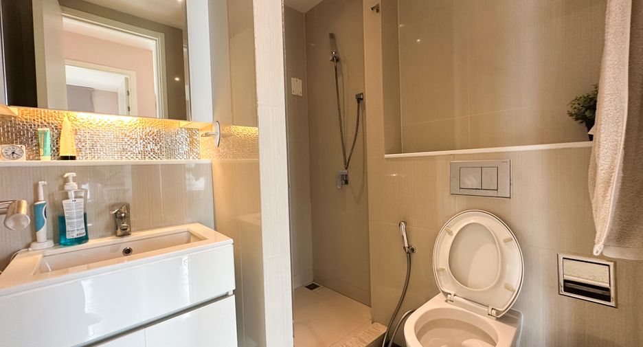 For sale 2 bedrooms condo in Watthana, Bangkok