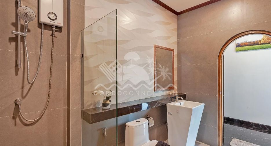 Casa en alquiler de 5 habitaciones en Bang Lamung, Chonburi