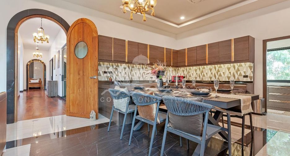 Casa en alquiler de 5 habitaciones en Bang Lamung, Chonburi