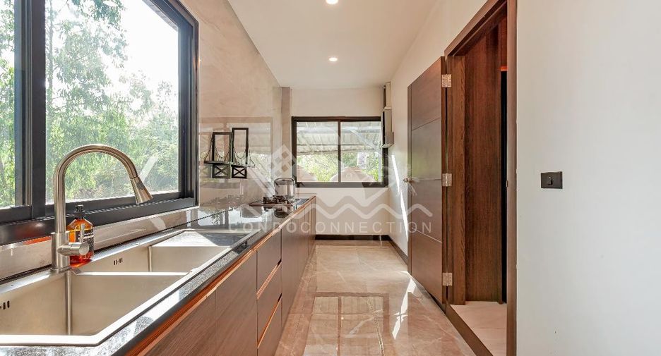 Casa en alquiler de 5 habitaciones en Bang Lamung, Chonburi