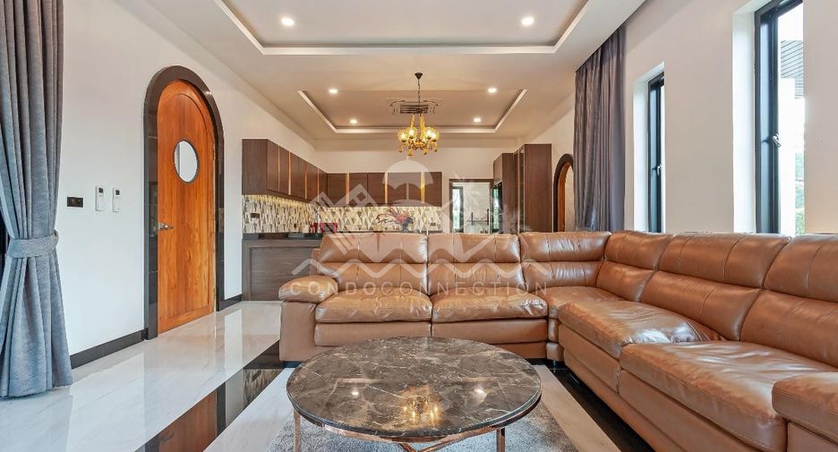 Casa en alquiler de 5 habitaciones en Bang Lamung, Chonburi