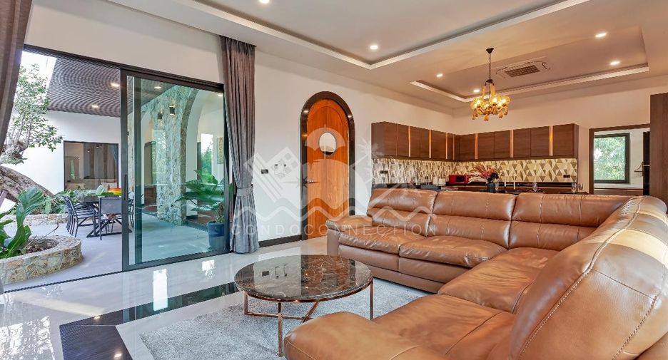 Casa en alquiler de 5 habitaciones en Bang Lamung, Chonburi