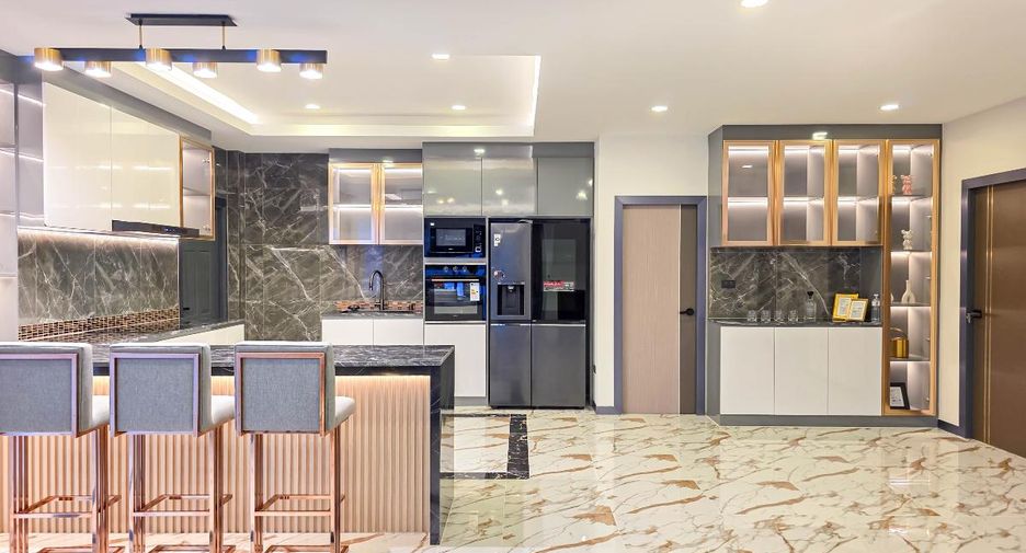 Casa en venta de 5 habitaciones en Bang Lamung, Chonburi