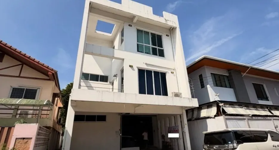 For rent 5 ベッドルーム townhouse in Huai Khwang, Bangkok