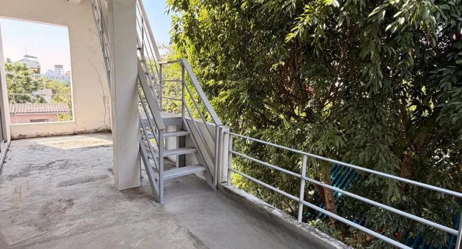 For rent 5 ベッドルーム townhouse in Huai Khwang, Bangkok
