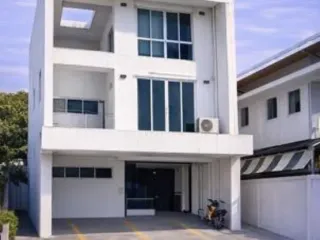 Reihenhaus zur Miete mit 5 Zimmer in Huai Khwang, Bangkok
