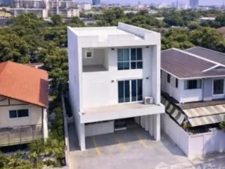 Reihenhaus zur Miete mit 5 Zimmer in Huai Khwang, Bangkok