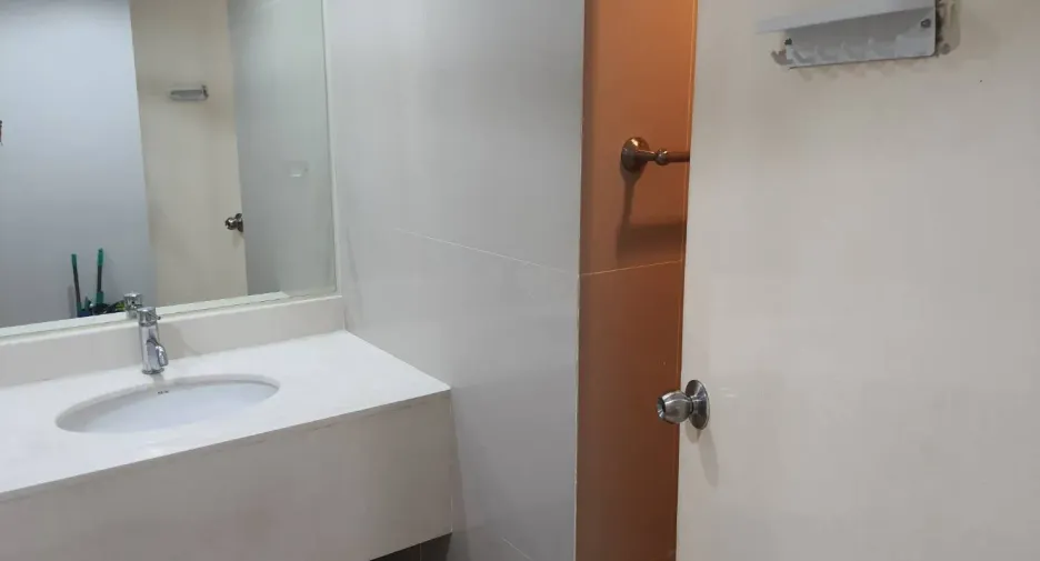 Wohnung zur Miete mit Studio in Khlong Toei, Bangkok