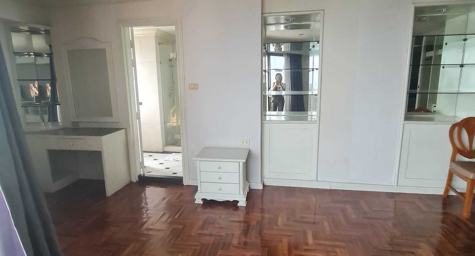 For sale 4 bedrooms condo in Khlong Toei, Bangkok