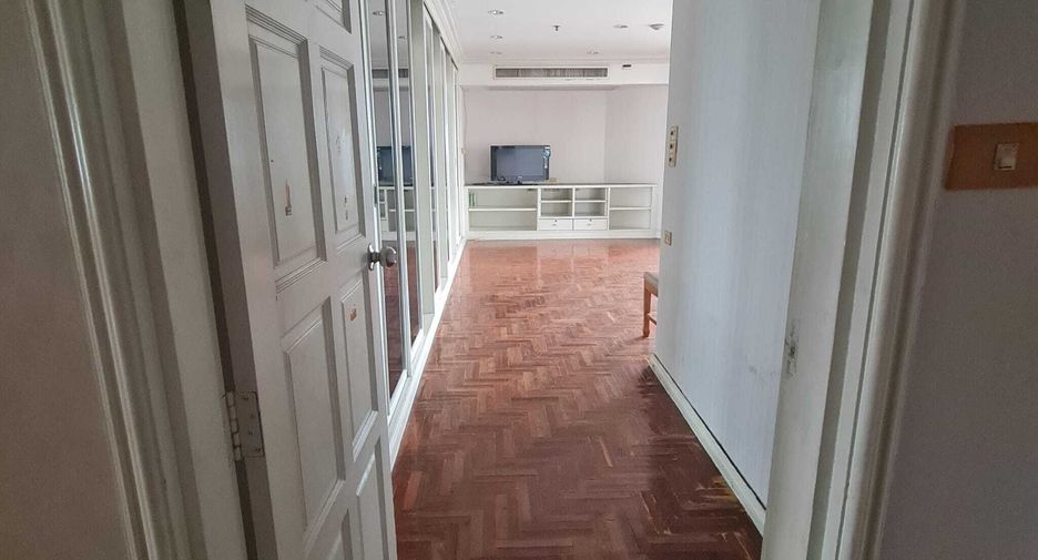 For sale 4 bedrooms condo in Khlong Toei, Bangkok