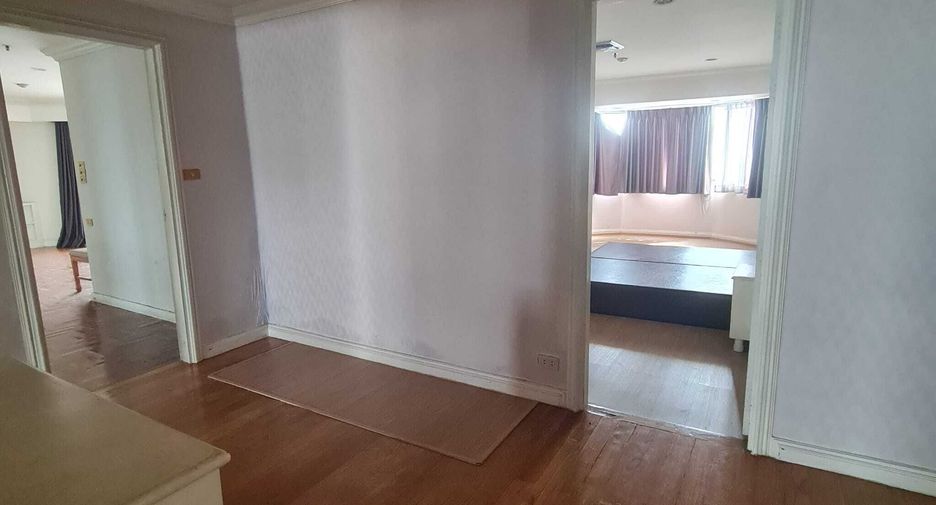 For sale 4 bedrooms condo in Khlong Toei, Bangkok