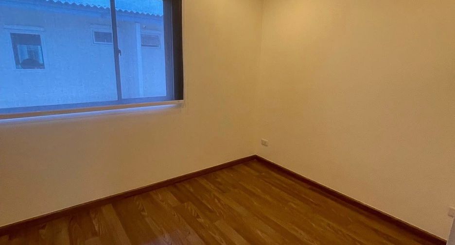 Casa adosada en venta de 4 habitaciones en Suan Luang, Bangkok